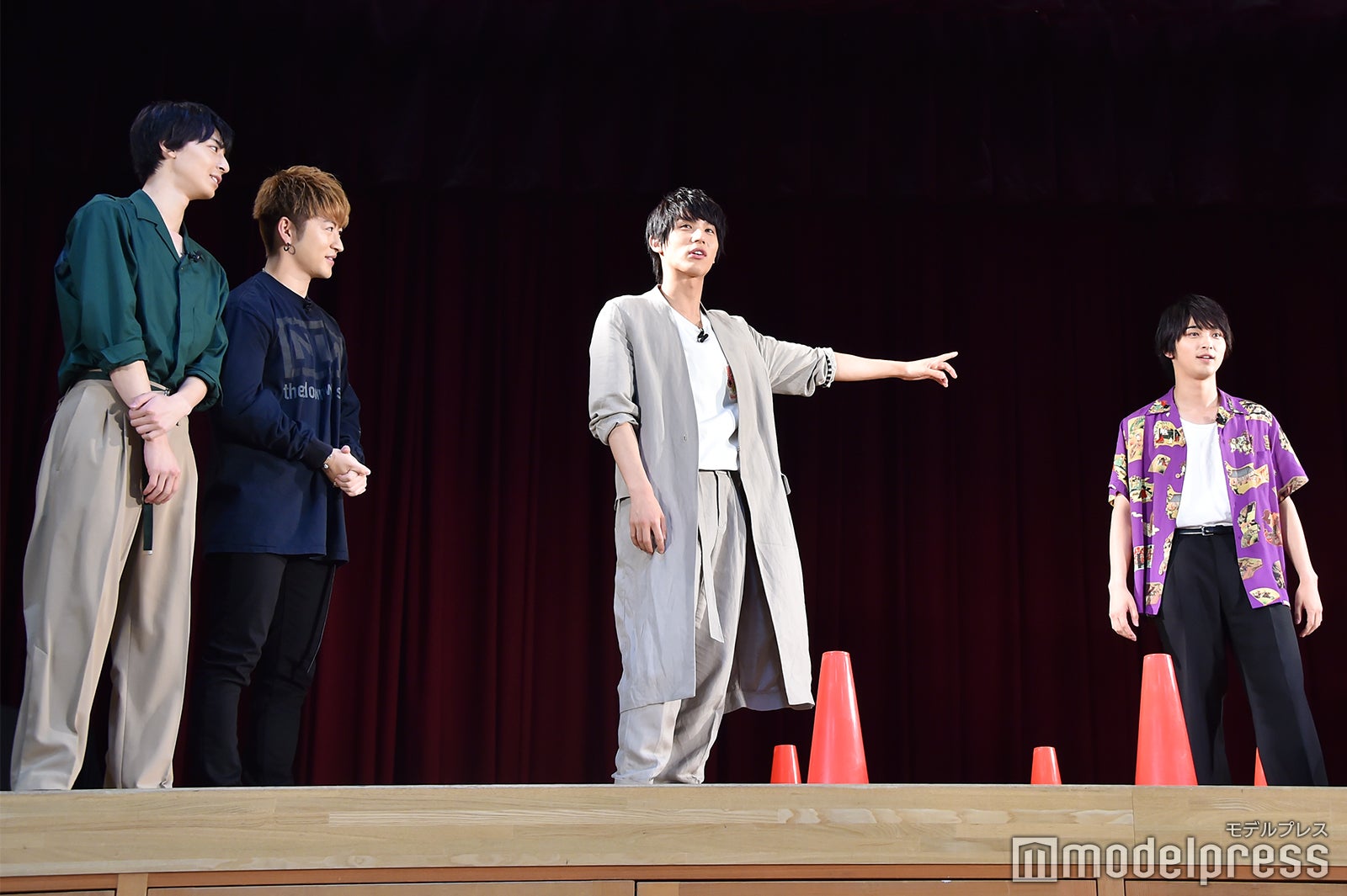 「1分間反復横跳び対決」の様子 （C）モデルプレス