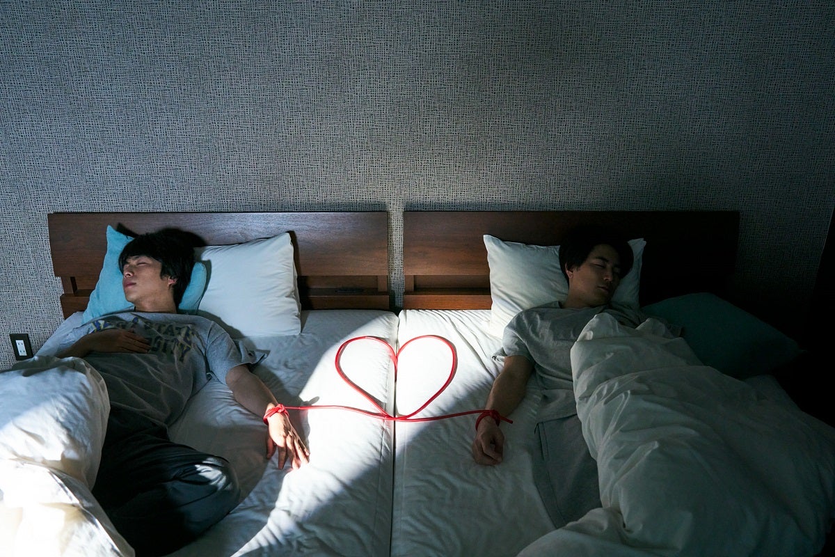 重岡大毅、間宮祥太朗（C）2024映画『ある閉ざされた雪の山荘で』製作委員会（C）東野圭吾／講談社