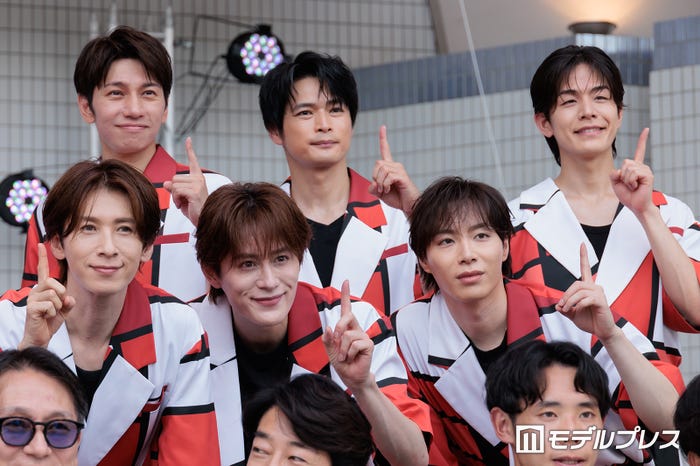 SHOW-WA/(後列左から)山本佳志、青山隼、井筒雄太(前列左から)寺田真二郎、向山毅、塩田将己(C)モデルプレス
