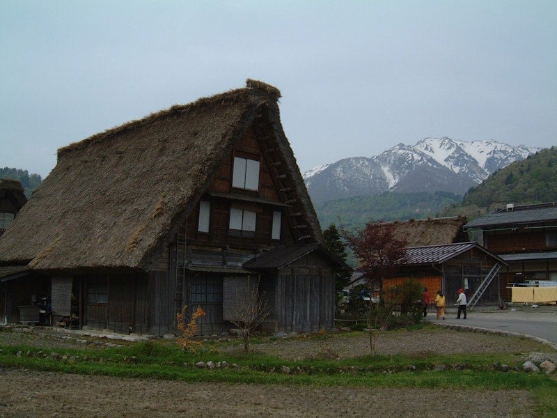 独特の屋根の形が印象に残る白川郷の合掌造り。時間を取ってゆっくり歩きたい場所です（2008年5月撮影）