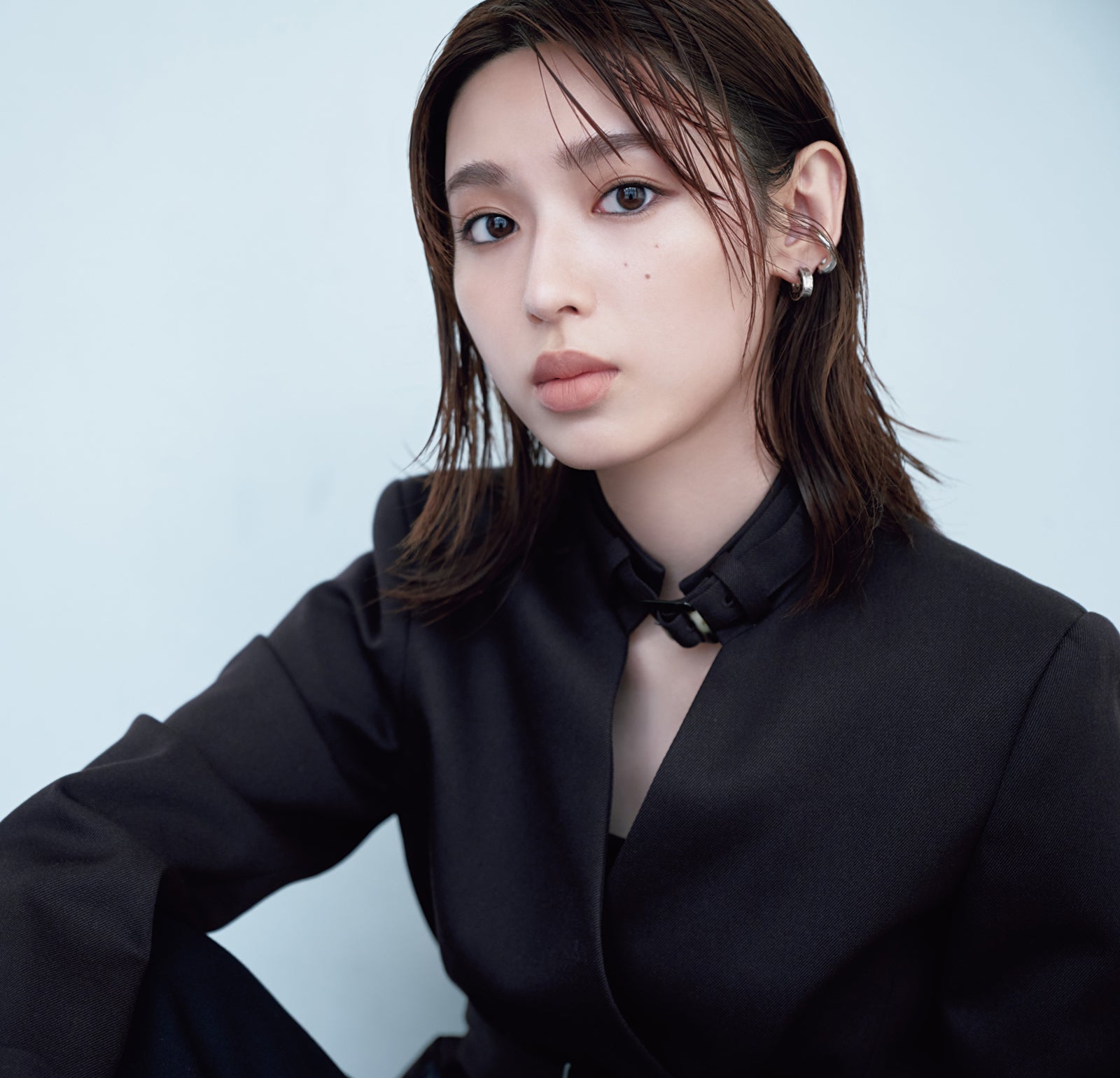 白石聖、ヌーディーメイク＆メンズライクアクセでハンサムな姿に