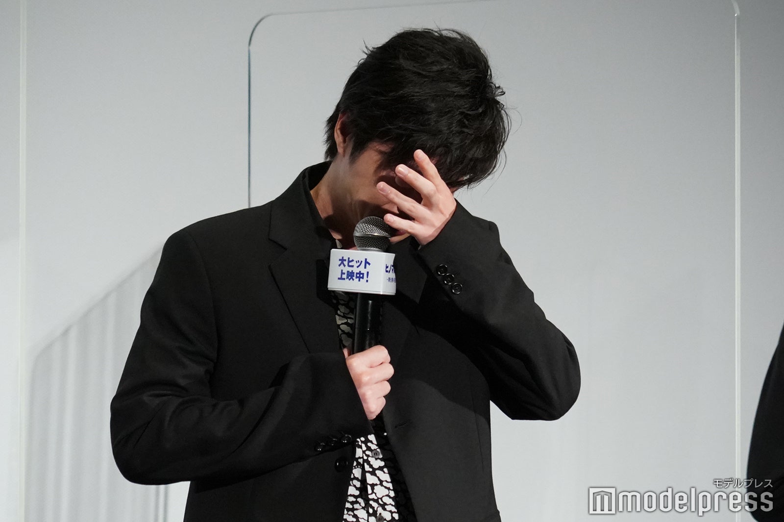涙を堪えきれない田中圭（C）モデルプレス
