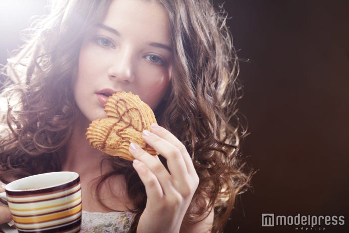 チョコやスナック菓子じゃないんです!美人なあの子のおやつとは?(Photo by juiceteam2013/Fotolia)