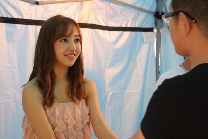 ソロ活動開始後、初の握手会(画像提供:キングレコード)