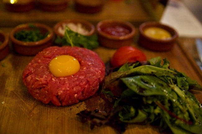 タルタルステーキ／画像提供：スパイスワークス