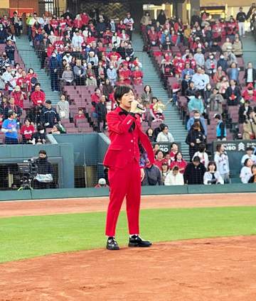 広島-巨人で歌手・岡本幸太が真っ赤なスーツで国歌斉唱 広島出身の鯉党「ドキドキして、めちゃめちゃうれしかった」