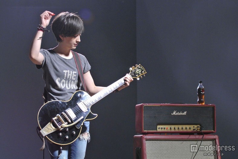 滝川クリステル／「コカ・コーラ ゼロ」新CM「Rock‘n’Roll Newscaster」篇メイキングショット