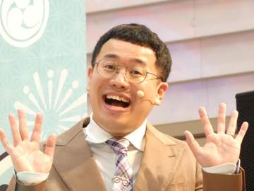パーマ大佐 直径180センチの「太鼓の達人」に「でかー！！」新アトラクション体験に息切れ「ムズい…！」