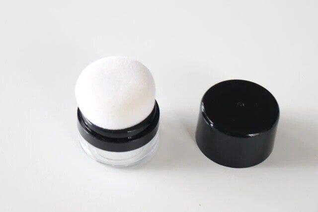 ダイソーのリピ確の詰め替え容器 ダイソーのスポンジ付チーク容器