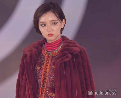 江野沢愛美、ハンサムショートで登場 ミニスカートから美脚のぞかせる<GirlsAward 2022 A/W>