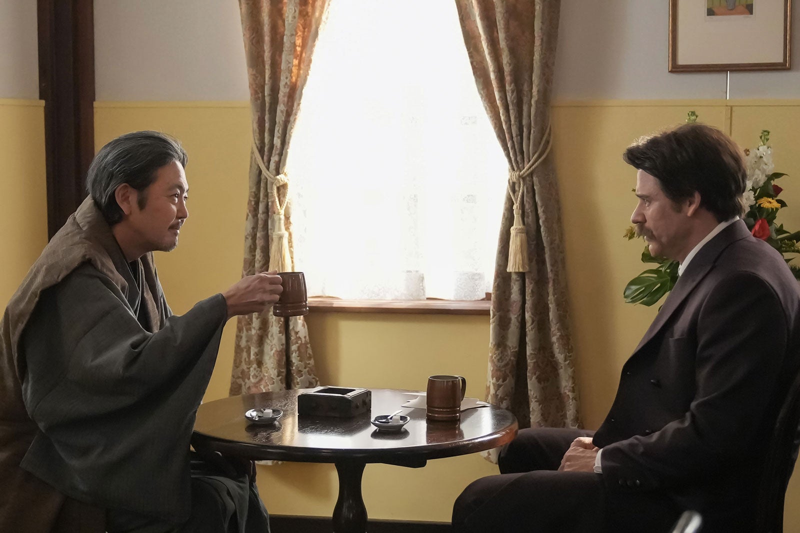 岡部たかし、トミー・バストウ「ばけばけ」第117話（C）NHK