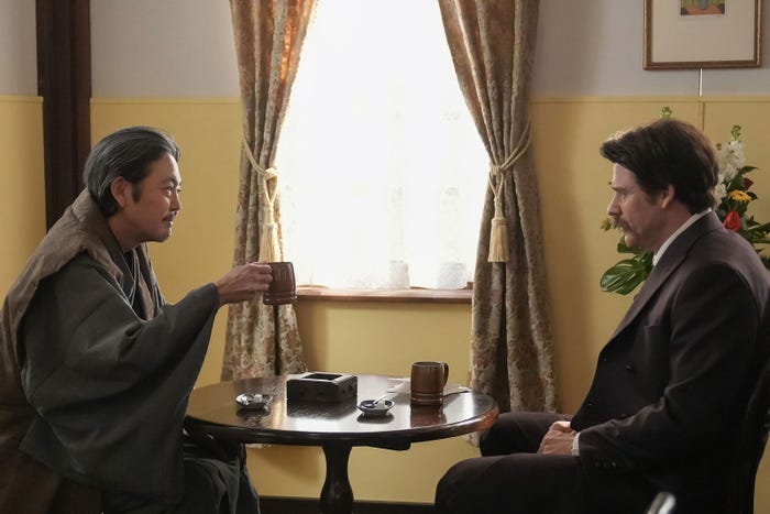 岡部たかし、トミー・バストウ「ばけばけ」第117話(C)NHK