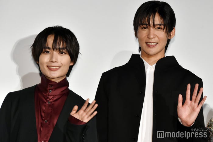 撮影時より仲良くなった大西流星&目黒蓮(C)モデルプレス