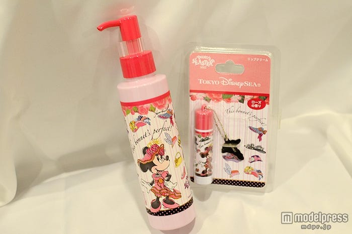 ボディローション¥1800、リップクリーム¥800/ディズニーシー