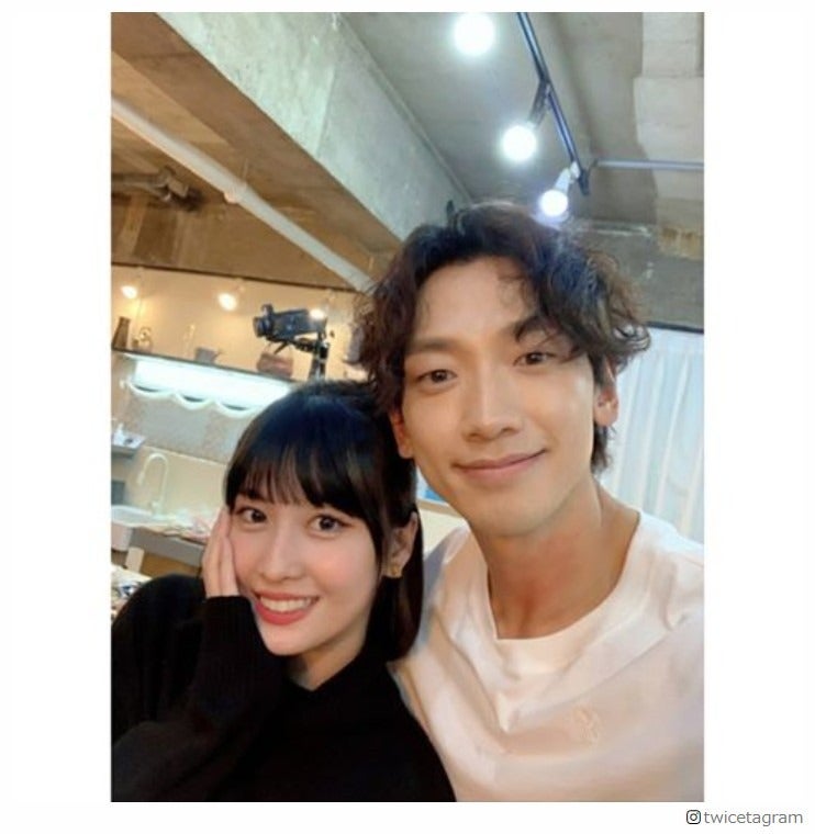 TWICEモモ、ファン心告白「着信音にするほど…」憧れのRAINと密着ショットで興奮