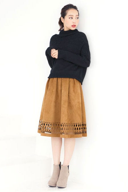 フェイクスエードパンチングフレアスカート「神戸レタス」2,990円(税込)/画像提供:神戸レタス