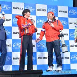 田中圭の脚が日本で一番長いことを主張する秋山竜次（左から）山本博、田中、秋山、馬場裕之（C）モデルプレス