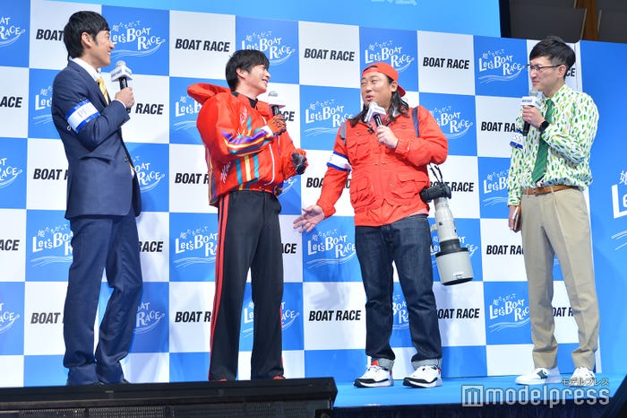 田中圭の脚が日本で一番長いことを主張する秋山竜次(左から)山本博、田中、秋山、馬場裕之(C)モデルプレス