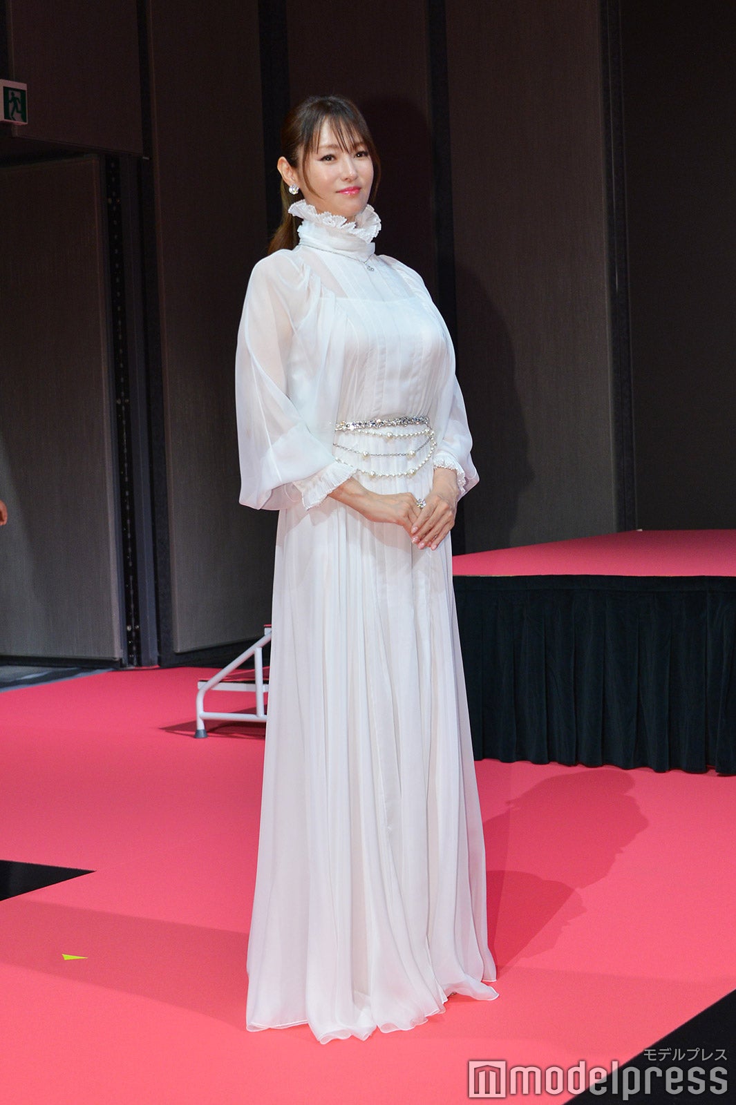 片寄涼太を待つ深田恭子（C）モデルプレス