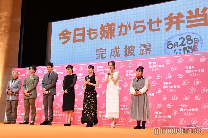 左から/塚本連平監督、佐藤寛太、佐藤隆太、篠原涼子、芳根京子、松井玲奈、村上知子 (C)モデルプレス