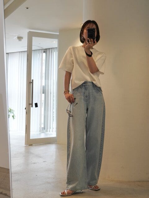 カーブシルエットパンツと合わせて雰囲気あるコーデ