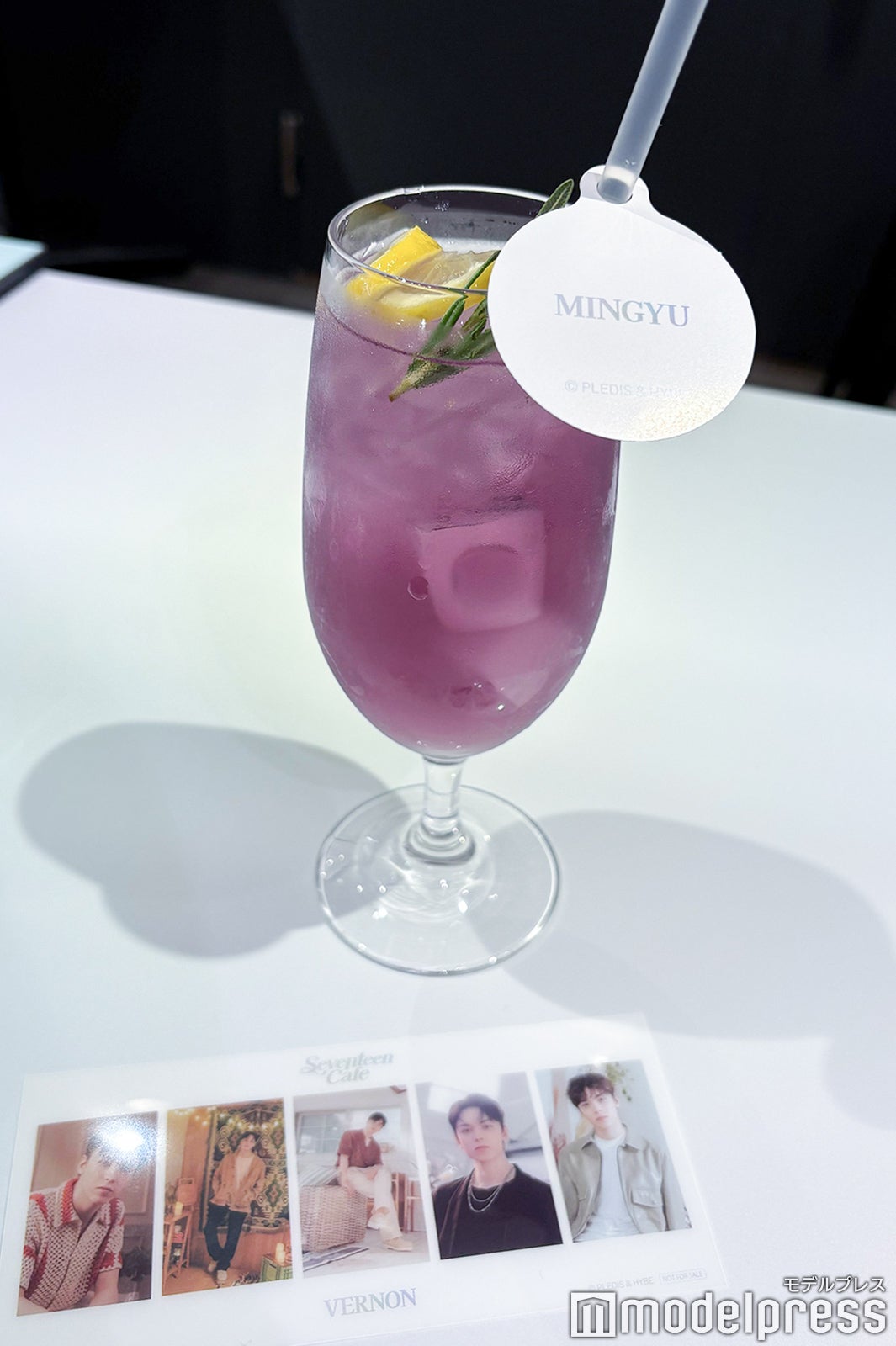 SEVENTEENカフェに潜入】歴代テーマモチーフで感動再び 新フード