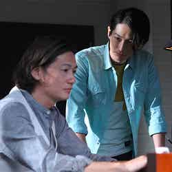 （左から）井浦新、DEAN FUJIOKA／連続ドラマ「探偵の探偵」第1話より
