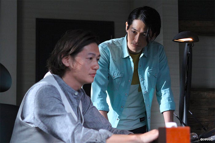 (左から)井浦新、DEAN FUJIOKA/連続ドラマ「探偵の探偵」第1話より