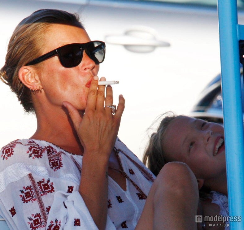ケイト・モス、娘とバカンス中にちょっと一服