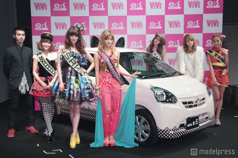 （左から）中野裕太、大石参月、渡辺知夏子、ローラ、木下優樹菜、トリンドル玲奈、脇田恵子（「ViVi Night in Osaka」より）