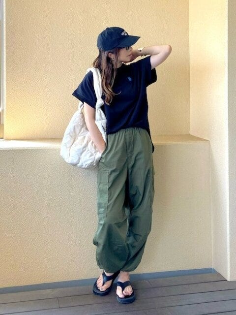 カーゴパンツ　コーデ　カーキ　夏