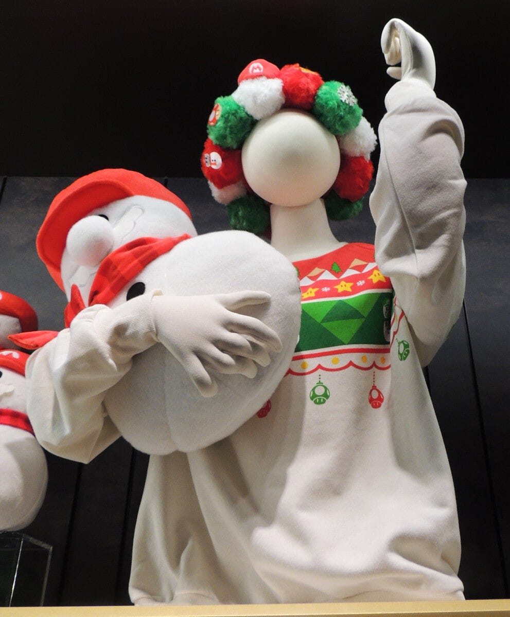 頭にかぶっているのがマリオのポンポンカチューシャです