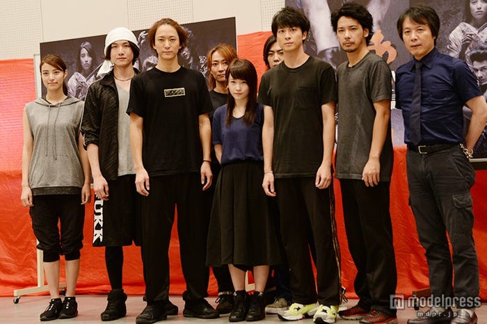 (前列左から)岡本あずさ、細貝圭、浅香航大、川栄李奈、渡部秀、佐藤祐基、岡村俊一氏(後列左から)町田慎吾、早乙女友貴