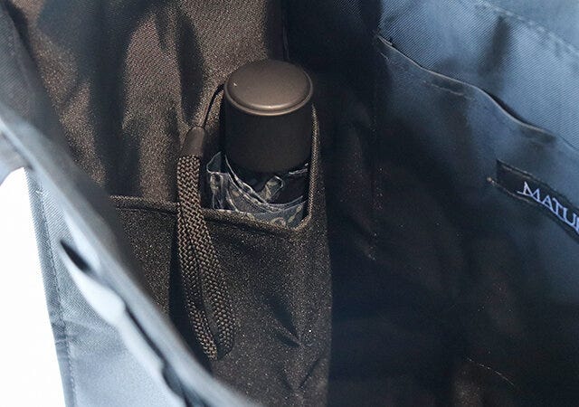 MATURIAの大人の上品マナーバッグの折りたたみ傘スペース