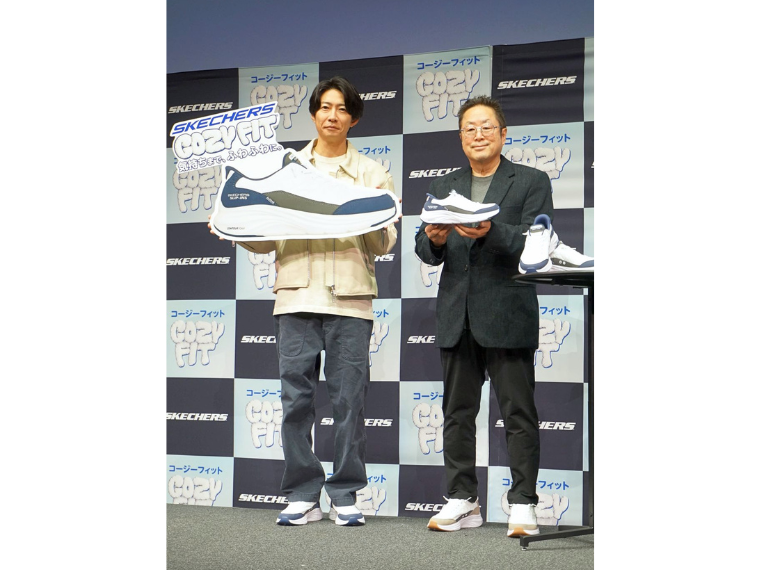 スケッチャーズジャパン、キルト風「コージーフィット」拡販 新アンバサダーに相葉雅紀さん