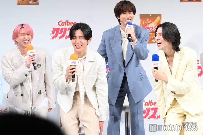 CM撮影中常に食べ続けていた佐久間大介、“新しい言語”に挑戦した阿部亮平、同じタイミングで立ち上がる目黒蓮&ラウール(C)モデルプレス