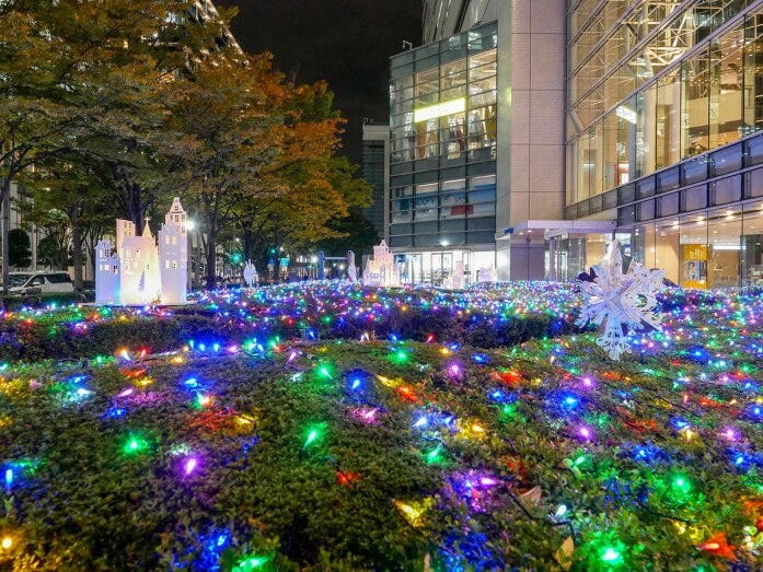 クイーンズスクエア横浜の各所で25周年を記念したアニバーサリーイルミネーションが点灯（2022年11月4日撮影）