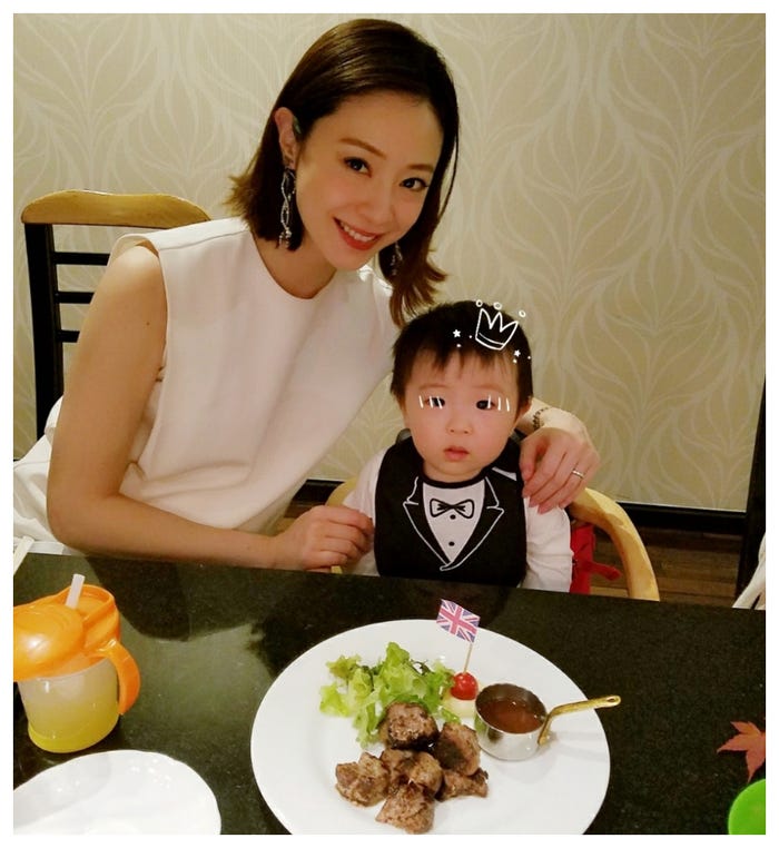 長男と2ショット/白田久子公式ブログ(Ameba)より