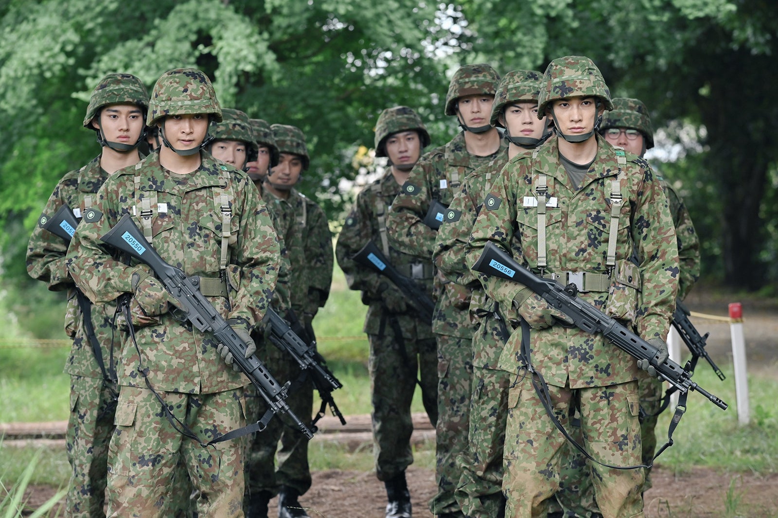 （前列左から）佐藤寛太、町田啓太／「テッパチ！」第2話より（C）フジテレビ