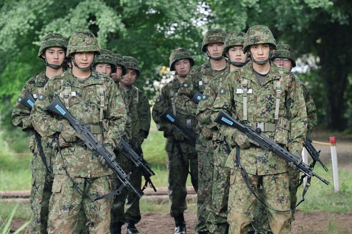 (前列左から)佐藤寛太、町田啓太/「テッパチ!」第2話より(C)フジテレビ