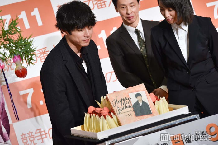 バースデーケーキが気になる坂口健太郎 (C)モデルプレス