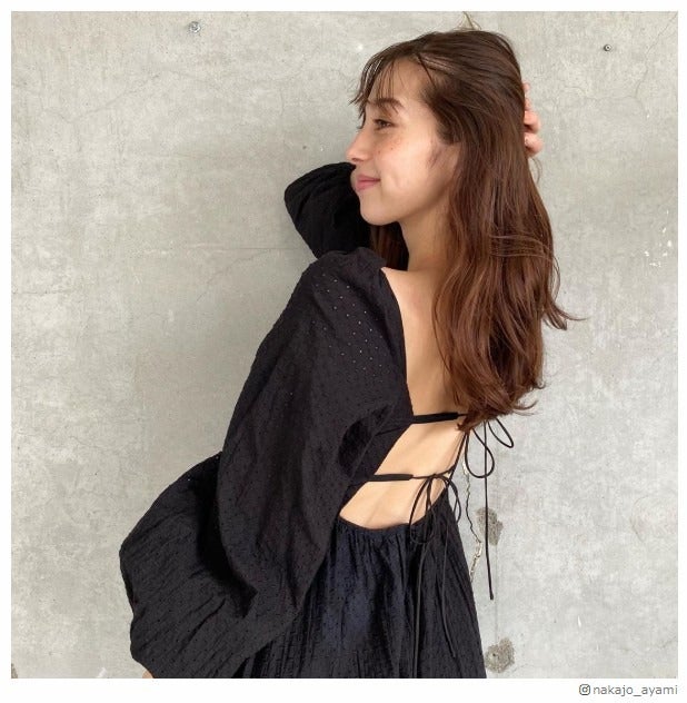 中条あやみ、大胆背中見せショットに反響「可愛すぎる」「すごいSEXY」