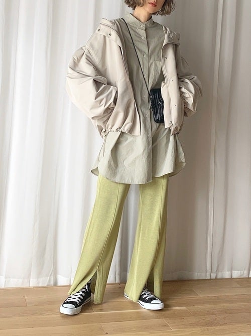 ユニクロ　くすみグリーン　おしゃれ　コーデ　画像　オーバーサイズシャツ