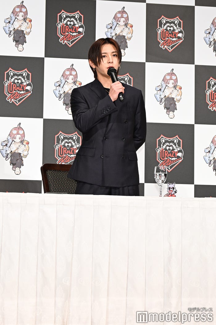 会見に登壇し挨拶する山田涼介(C)モデルプレス