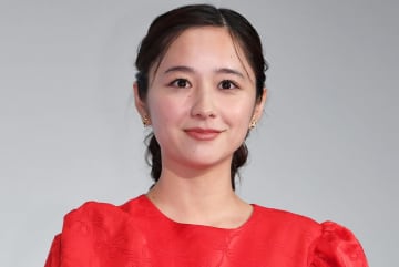 「カワスギ♥ヤバい」「着こなし天才！」堀田真由 オニツカタイガーの激レア紺ジャケ×パンツ絶妙着こなしに絶賛の声