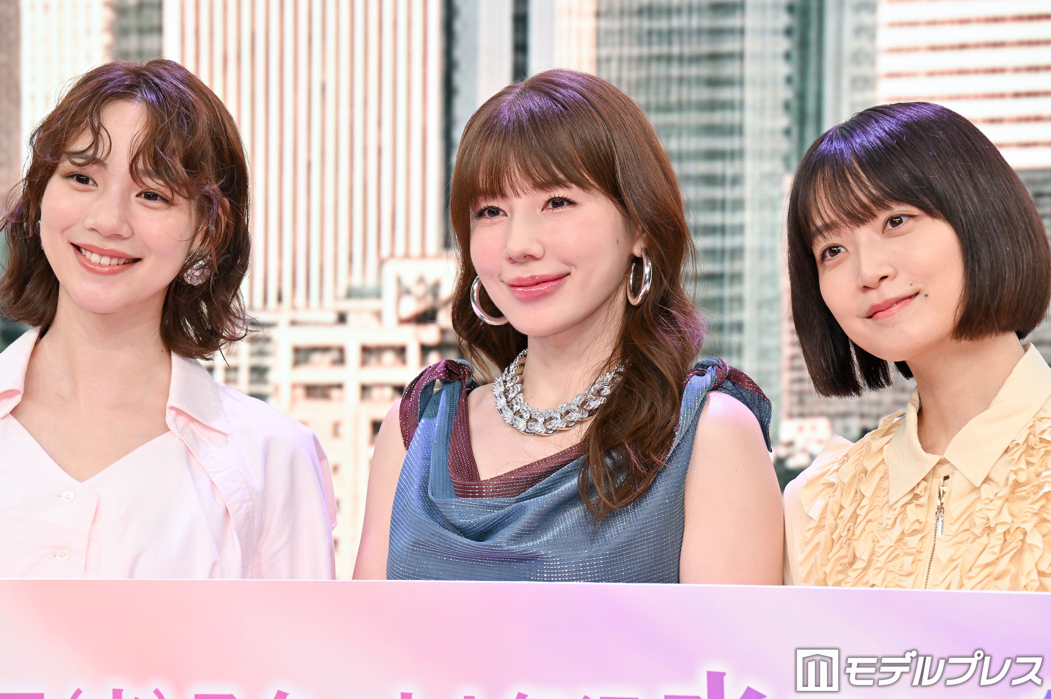 （左から）のん、仲里依紗、深川麻衣（C）モデルプレス