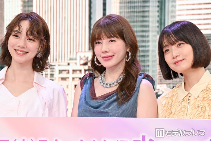 (左から)のん、仲里依紗、深川麻衣(C)モデルプレス