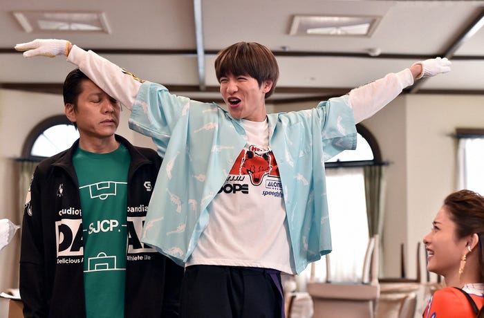 勝村政信、志尊淳/「Heaven?~ご苦楽レストラン~」第1話より(C)TBS