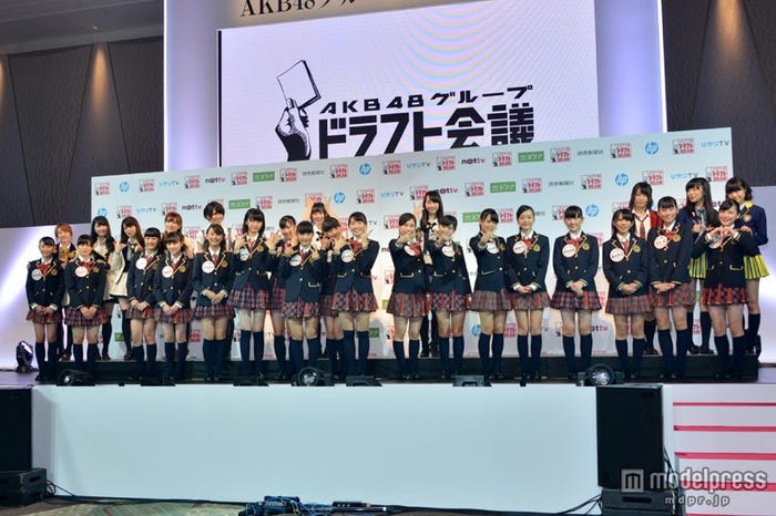 (指名メンバー下段左より)西山怜那さん、田北香世子さん、横島亜衿さん、川本紗矢さん、松本慈子さん、神門沙樹さん、荒井優希さん、髙塚夏生さん、惣田紗莉渚さん、鈴木寧々さん、小石久美子さん、高寺沙菜さん、福士奈央さん、須藤凜々花さん、武井紗良さん、磯佳奈江さん、内木志さん、山本茉央さん(AKB48グループ上段左より)高橋みなみ、横山由依、大島優子、梅田彩佳、中西優香、高柳明音、松井玲奈、上枝恵美子、指原莉乃、穴井千尋