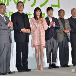 (左から)中村義洋監督、山崎努、菅野美穂、阿部サダヲ、木村秋則さん、久石譲